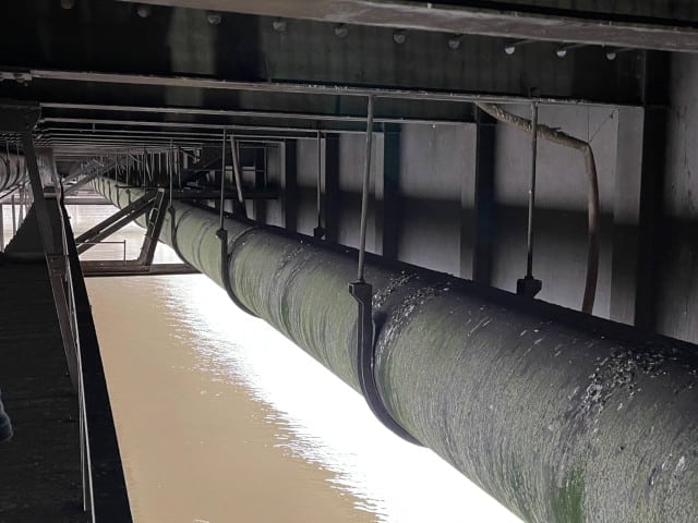 Inspektion einer Brücke: Blick unter eine Brücke - Rohrhalter mit Abwasserleitung