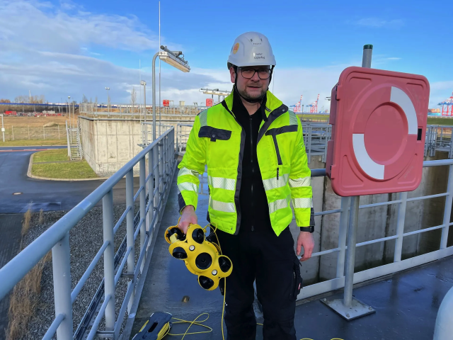 Christian mit der Unterwasserdrohne bei einem Kraftwerk