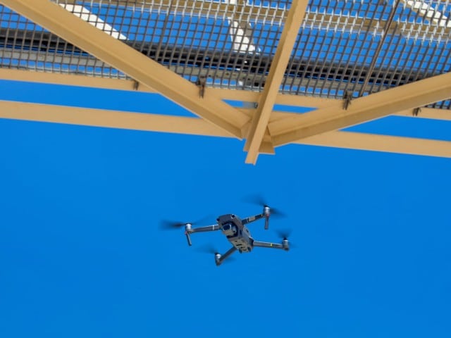 Drohne bei der Brückeninspektion