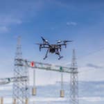 Industriedrohne vor einem Strommast - Drohnenaufnahmen