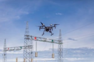 Industriedrohne vor einem Strommast - Drohnenaufnahmen