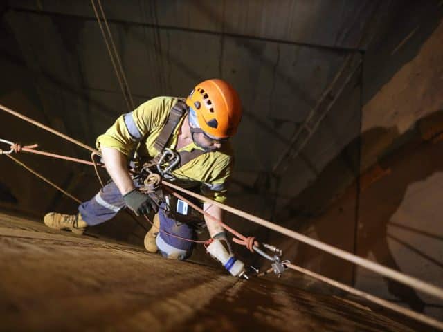 Industriekletterer bei der Arbeit