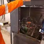 Flyability ELIOS vor der Inneninspektion eines Betonschacht