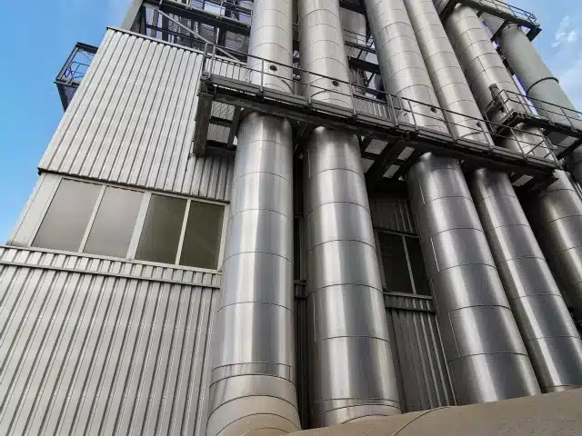 Rohre an einem Industriegebäude