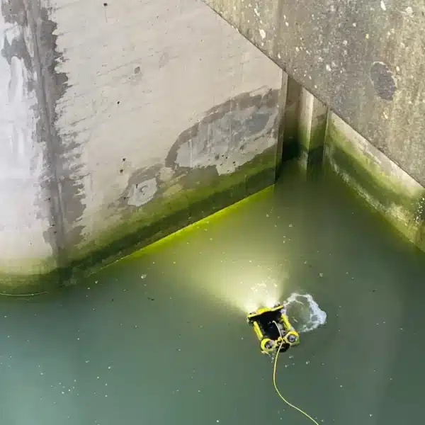 Unterwasserdrohne bei der Inspektion im Einlaufbauwerk