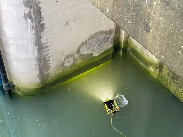 Unterwasserdrohne bei der Inspektion im Einlaufbauwerk