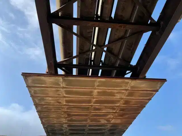 Inspektion eines Hitzeschild einer Rohrbrücke von unten