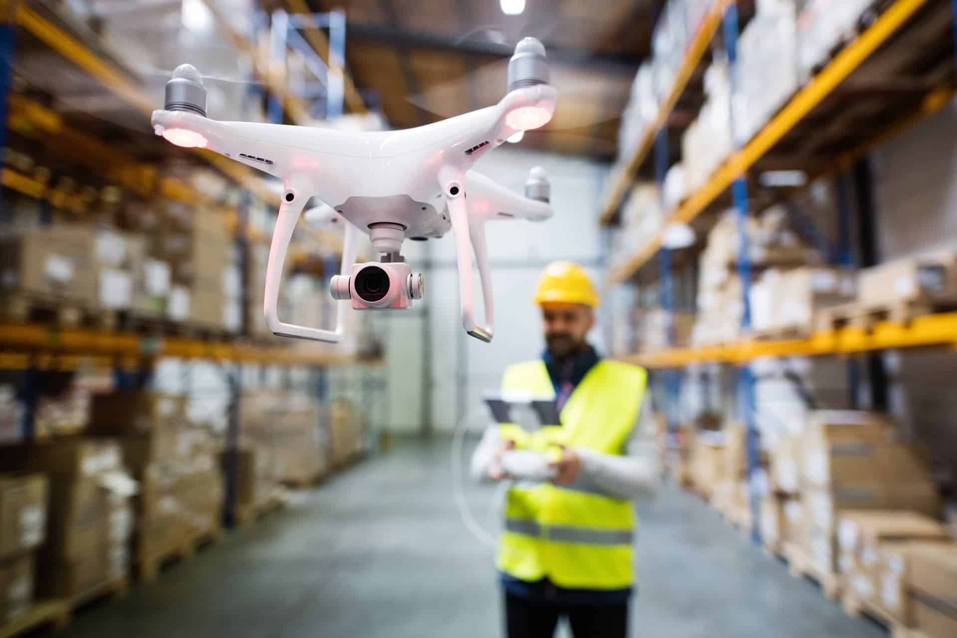 Wie man professioneller Drohnenpilot wird 1 Inspektion Hochregal mit Drohne
