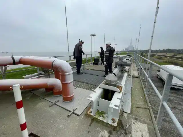 Unterwasserdrohne an einem Deichkreuzungsbauwerk