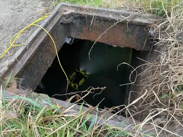 Inspektion per Unterwasserdrohne: Rohrschacht