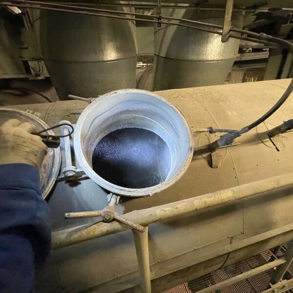 Inspektion enger Räume in der Industrie per Drohne 32 Schwer zugängliches Rohr in Kraftwerk