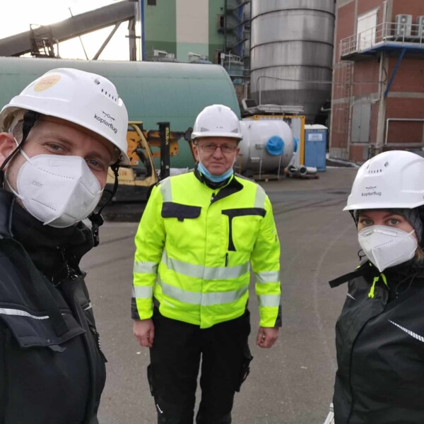 Inspektion enger Räume in der Industrie per Drohne 34 Kopterflug Mitarbeiter