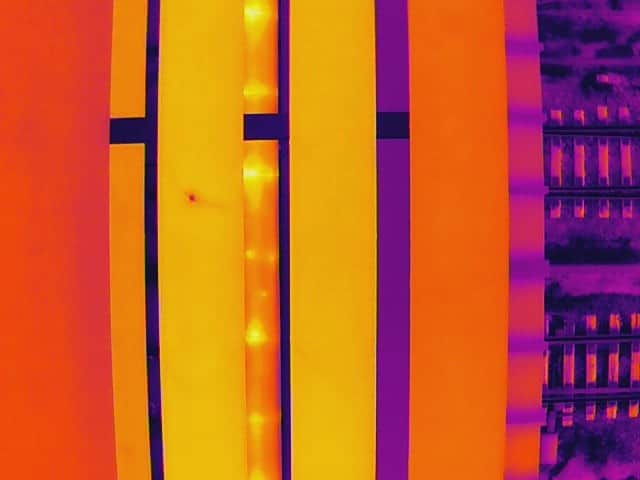 Thermografieaufnahme einer Rohrleitung aus der Luft