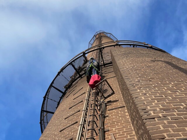 schornstein hochklettern fuer inspektion Schornsteininspektion per Drohne