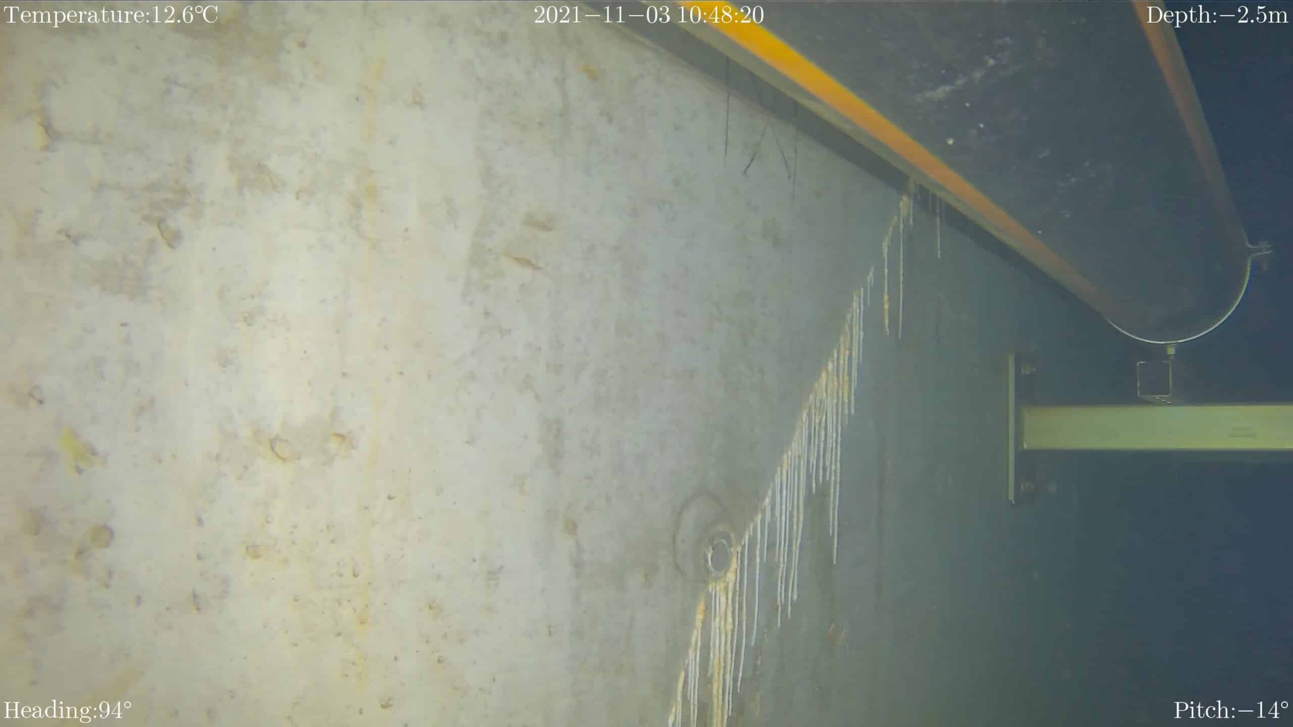 Inspektion Risse in der Betonwand eines Sprinklertank