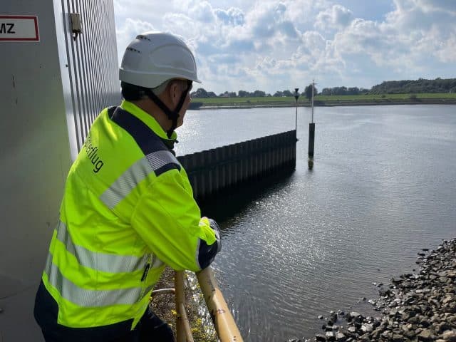 Karsten schaut auf eine Spundwand an der Weser