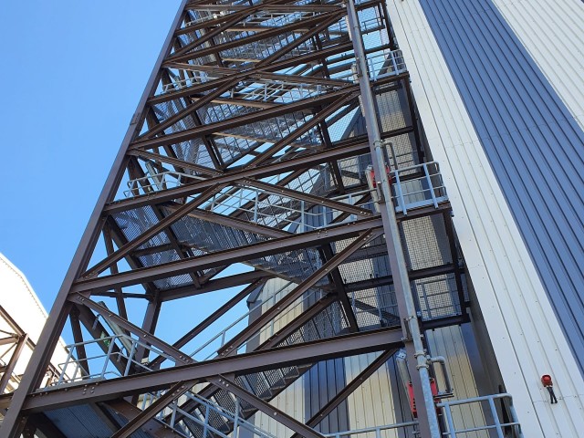 Inspektion Stahlbau Treppenhaus am Kesselhaus eines Kraftwerk
