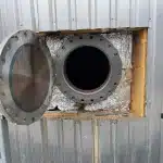 Mannloch zu einem Stahltank vor der Inspektion