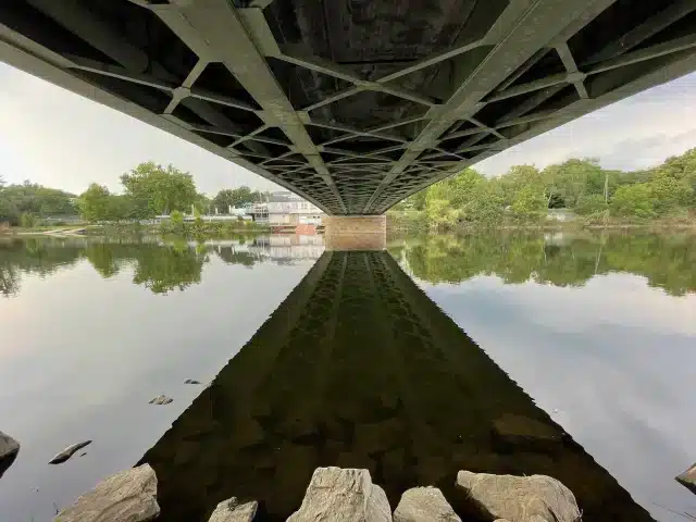 Inspektion von Hohlräumen unter einer Brücke