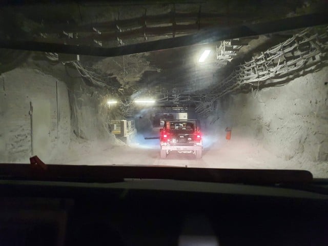 Fahrt untertage im Bergwerk