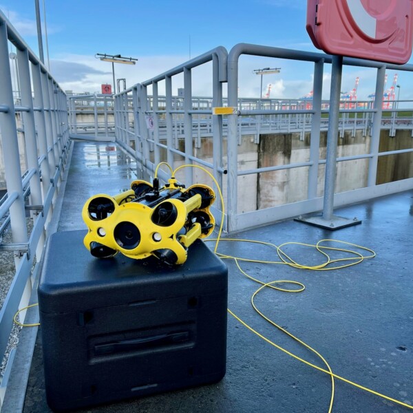 Effiziente Industrieinspektion per Drohne 38 Unterwasserdrohne am Einlaufbauwerk