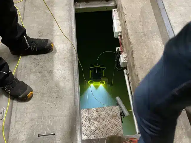 Unterwasserdrohne bei der Inspektion eines Löschwasservorratsbehälter